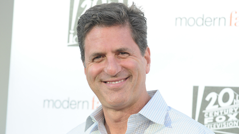 Illustration for article titled Modern Family co-creator takes a stand against Fox News, immediately backtracks